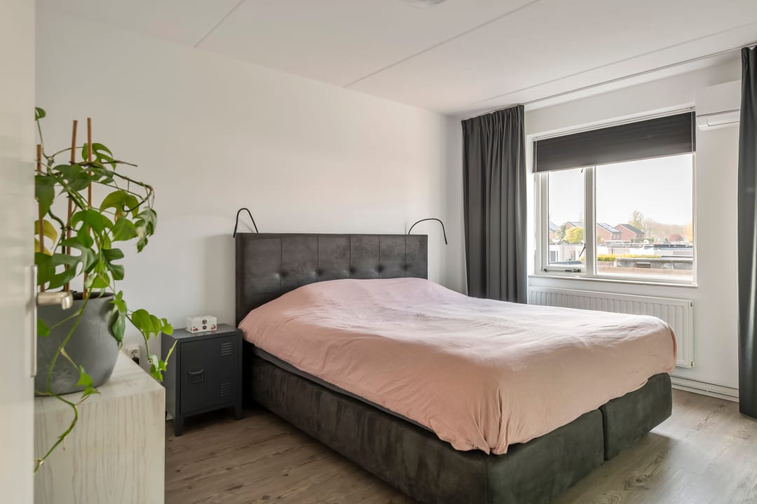 Move-in Ready Semi-Detached Home with Garage and Sunny Garden — 17