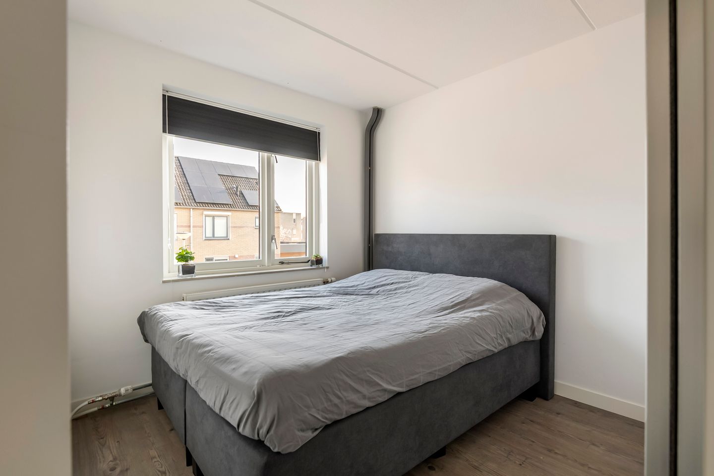 Move-in Ready Semi-Detached Home with Garage and Sunny Garden — 20