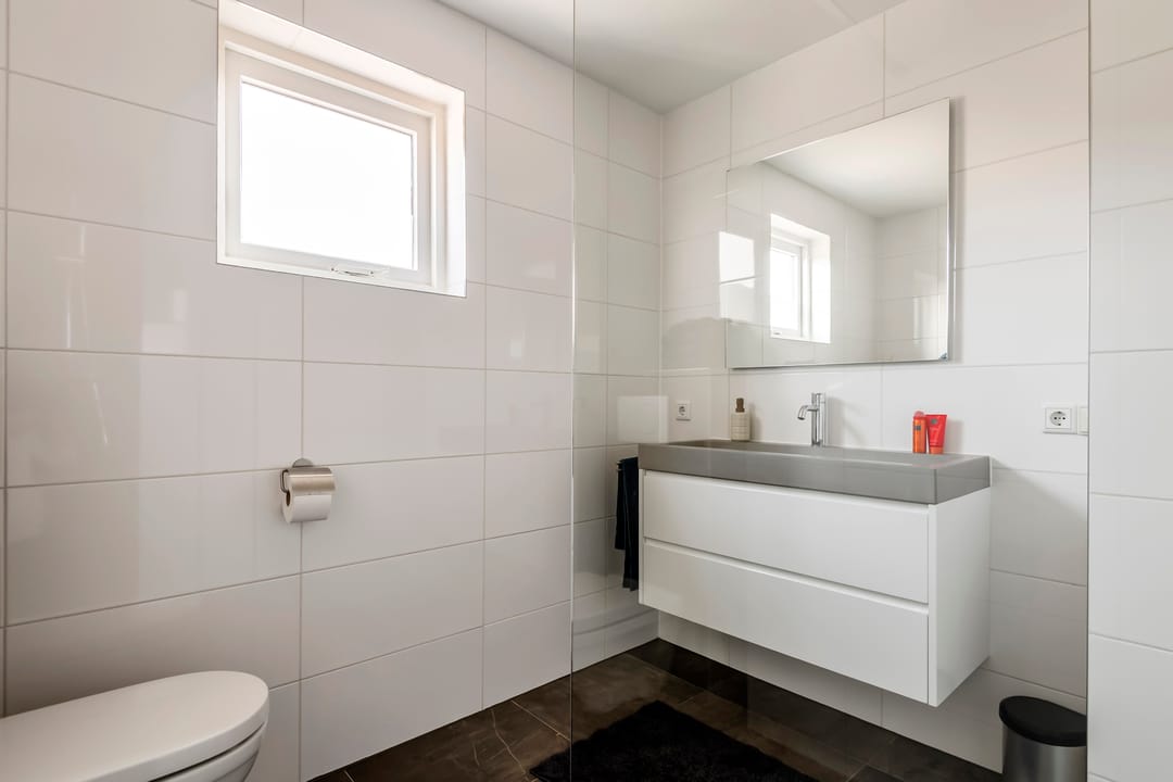 Move-in Ready Semi-Detached Home with Garage and Sunny Garden — 26