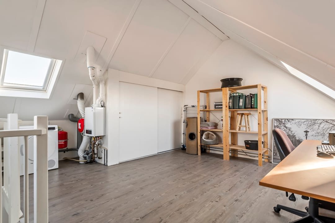 Move-in Ready Semi-Detached Home with Garage and Sunny Garden — 28