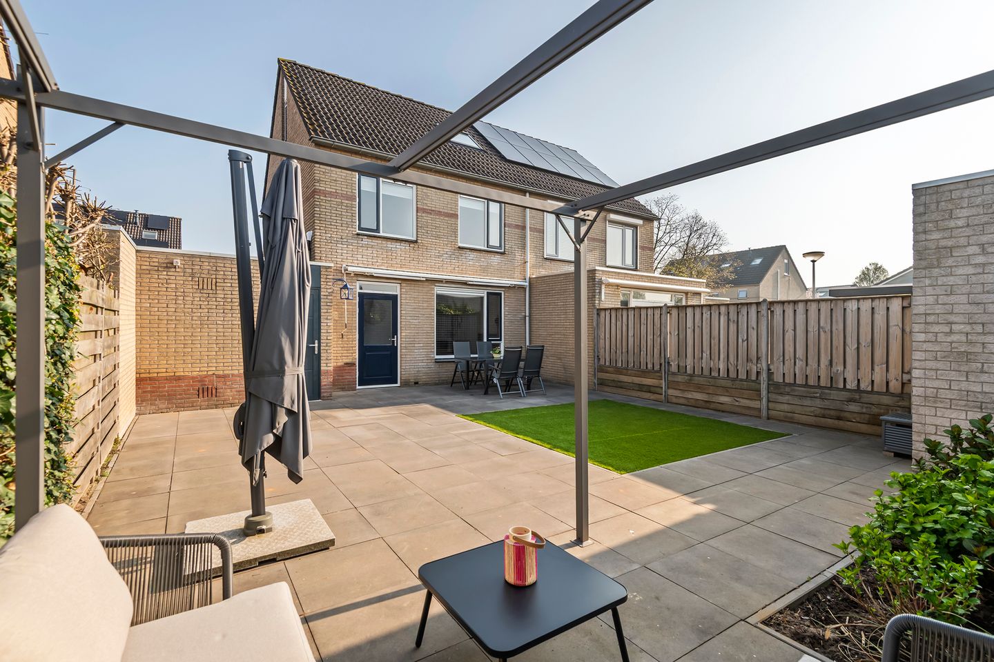 Move-in Ready Semi-Detached Home with Garage and Sunny Garden — 34