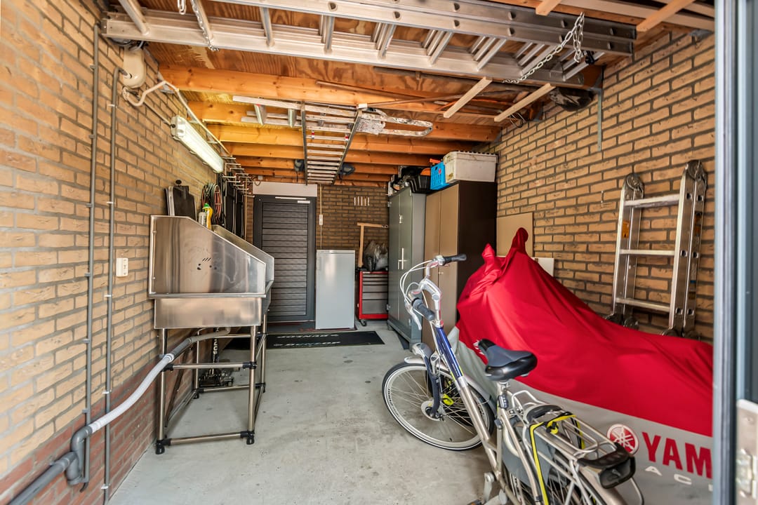 Move-in Ready Semi-Detached Home with Garage and Sunny Garden — 31