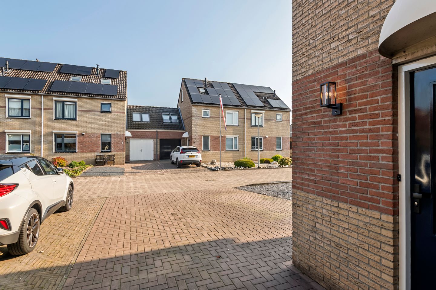 Move-in Ready Semi-Detached Home with Garage and Sunny Garden — 35