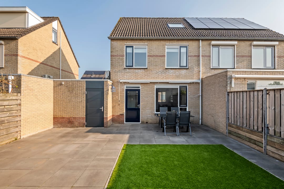 Move-in Ready Semi-Detached Home with Garage and Sunny Garden — 32