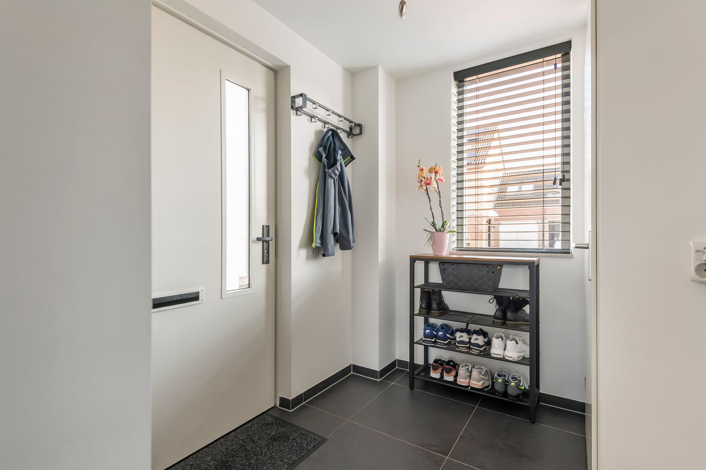 Move-in Ready Semi-Detached Home with Garage and Sunny Garden — 14