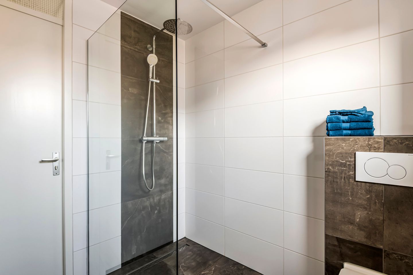 Move-in Ready Semi-Detached Home with Garage and Sunny Garden — 25