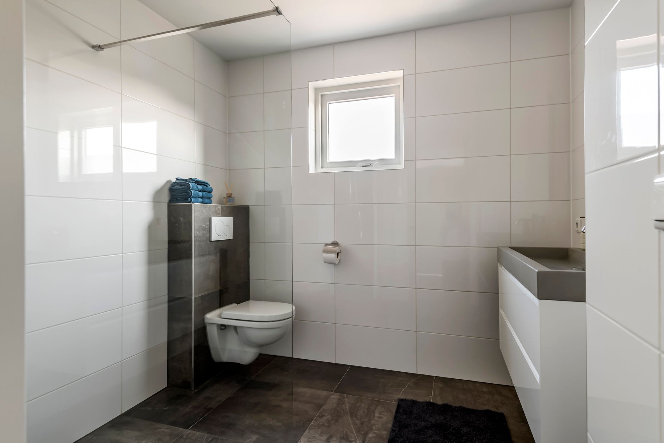 Move-in Ready Semi-Detached Home with Garage and Sunny Garden — 24