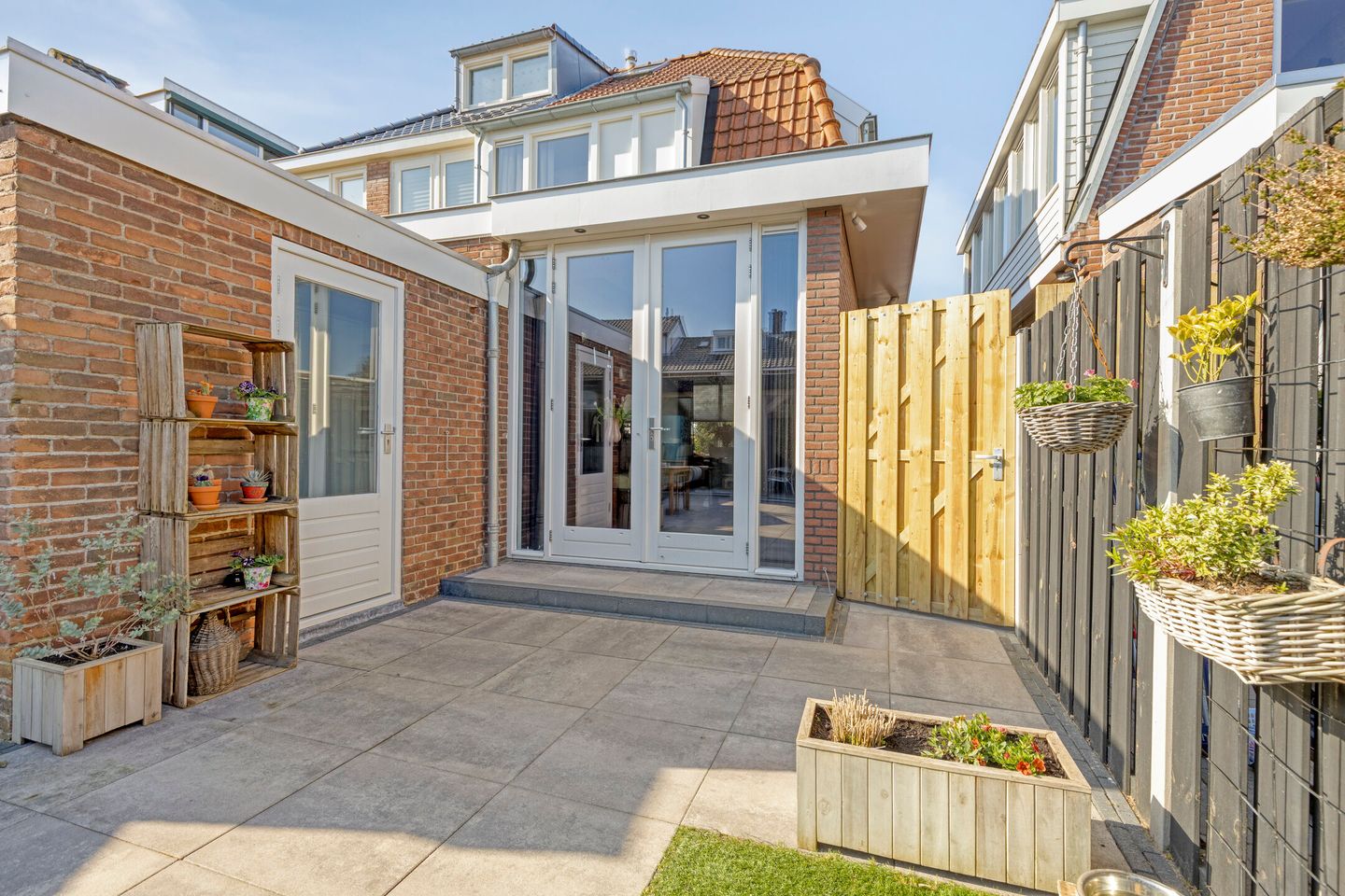 Renovated 1928 Semi-Detached Home with Garden Room in Beverwijk — 35