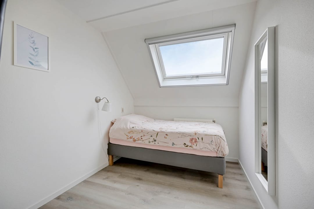 Spacious family home with 5 bedrooms in green Doetinchem neighbourhood — 46