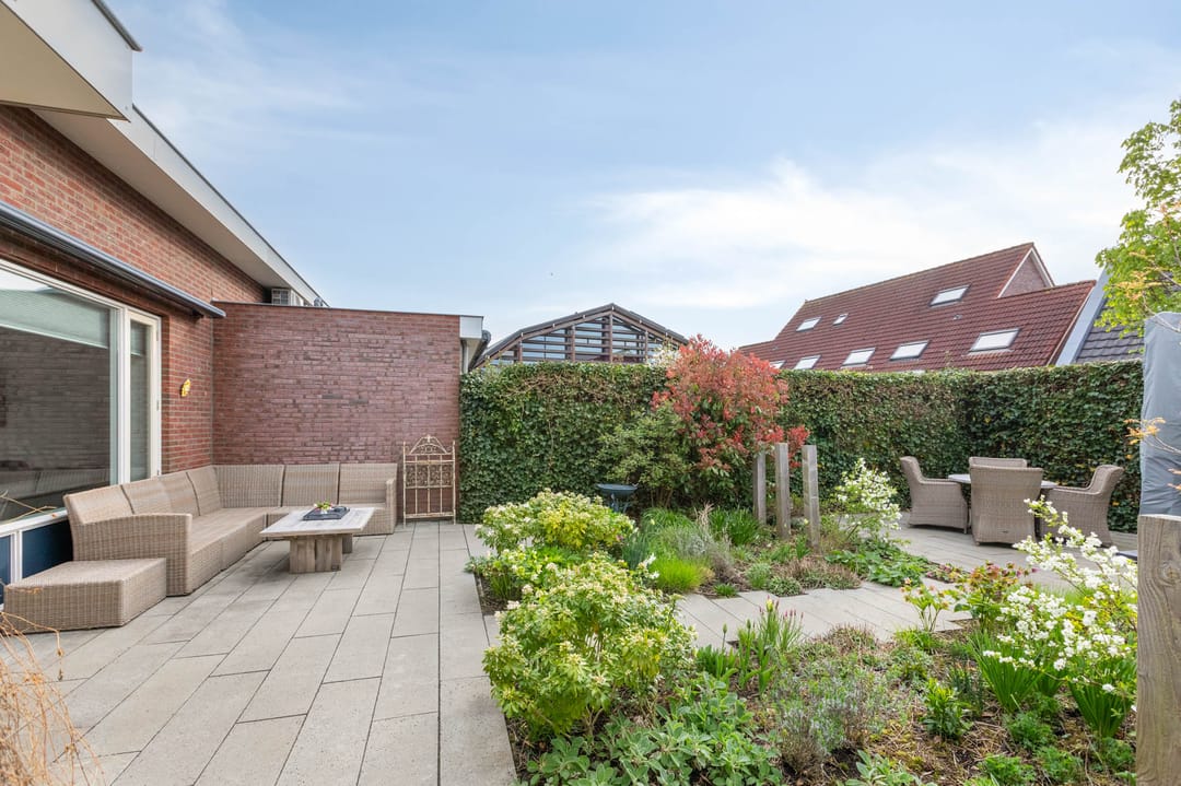 Spacious family home with 5 bedrooms in green Doetinchem neighbourhood — 37