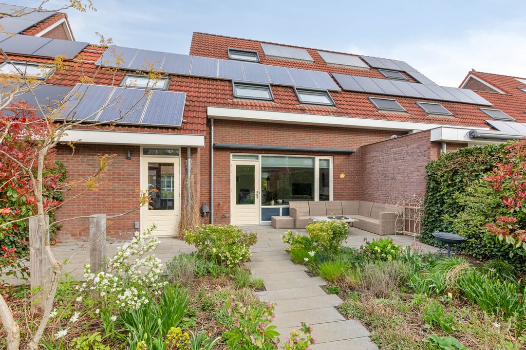Spacious family home with 5 bedrooms in green Doetinchem neighbourhood — 38