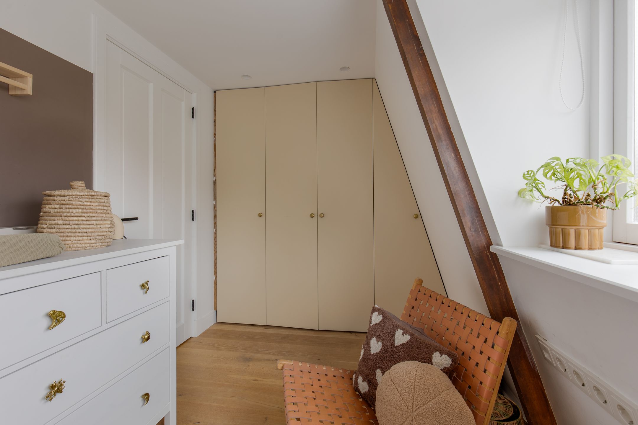 Renovated 1930s Semi-Detached Home with Large Garden and Outbuilding in Zwanenburg — 27