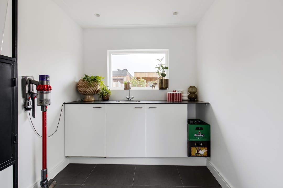 Renovated 1930s Semi-Detached Home with Large Garden and Outbuilding in Zwanenburg — 13