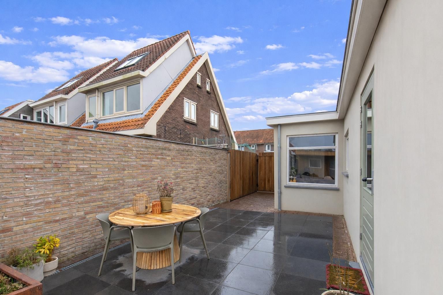 Renovated 1930s Semi-Detached Home with Large Garden and Outbuilding in Zwanenburg — 18