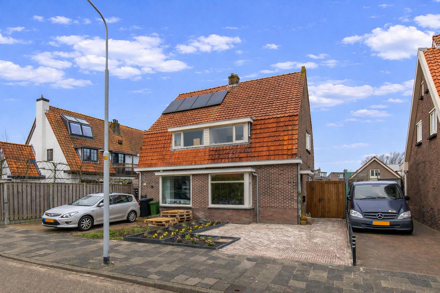 Renovated 1930s Semi-Detached Home with Large Garden and Outbuilding in Zwanenburg — 34