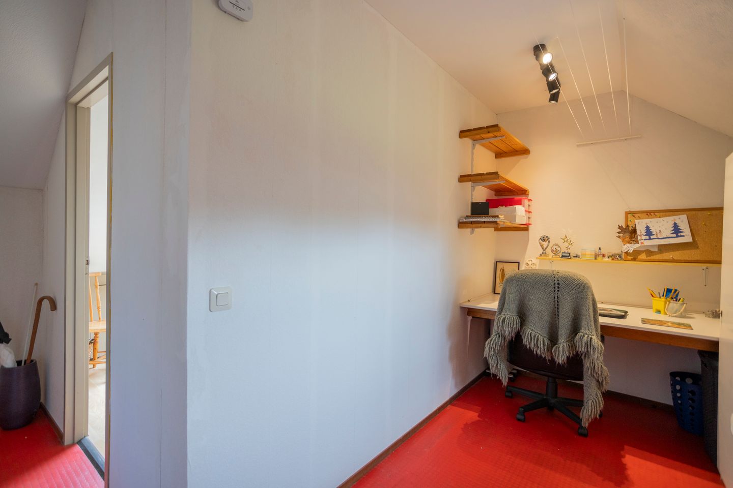 Spacious Family Home with 4 Bedrooms and Sunny Garden in Hoofddorp — 34