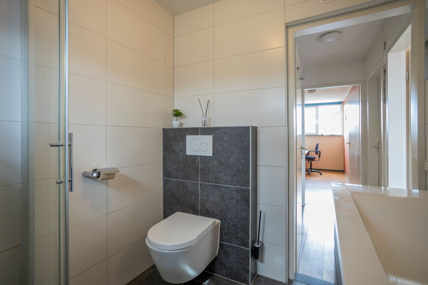 Spacious Family Home with 4 Bedrooms and Sunny Garden in Hoofddorp — 25