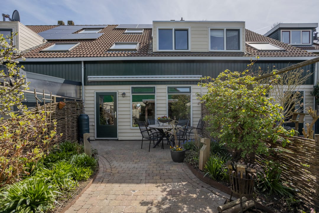 Spacious Family Home with 4 Bedrooms and Sunny Garden in Hoofddorp — 41