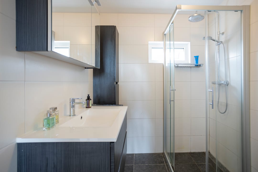 Spacious Family Home with 4 Bedrooms and Sunny Garden in Hoofddorp — 23
