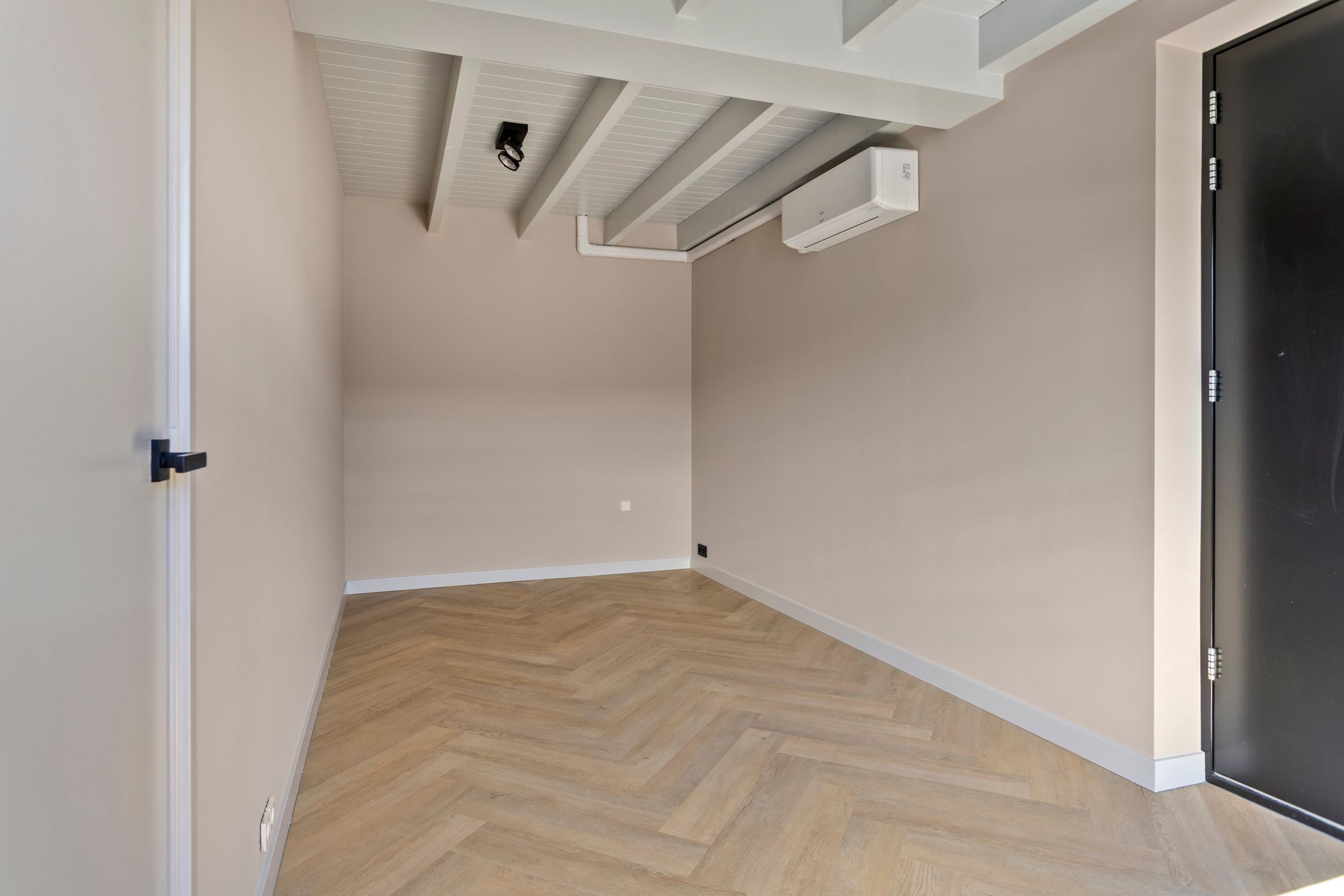 Photo 15 of Beatrixstraat 23-A