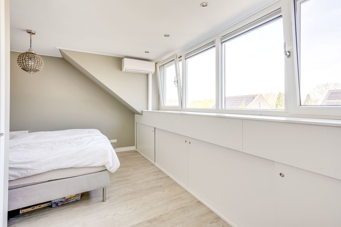 Move-in Ready Modern Corner Home in Popular Helsdingen Neighborhood — 35