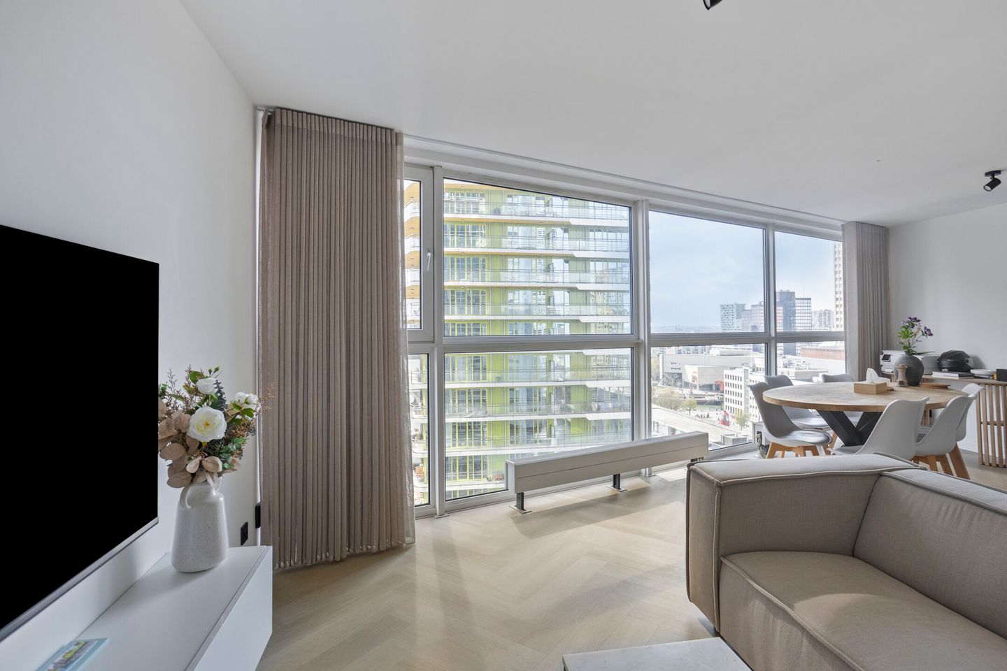 Renovated Apartment with South-Facing Balcony and Panoramic Views in Rotterdam Centre — 14