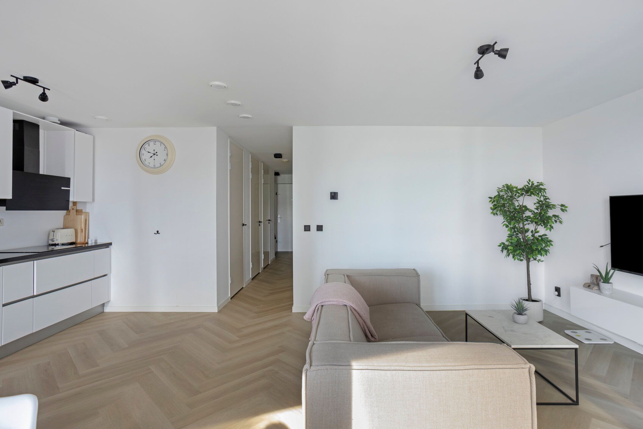 Renovated Apartment with South-Facing Balcony and Panoramic Views in Rotterdam Centre — 18