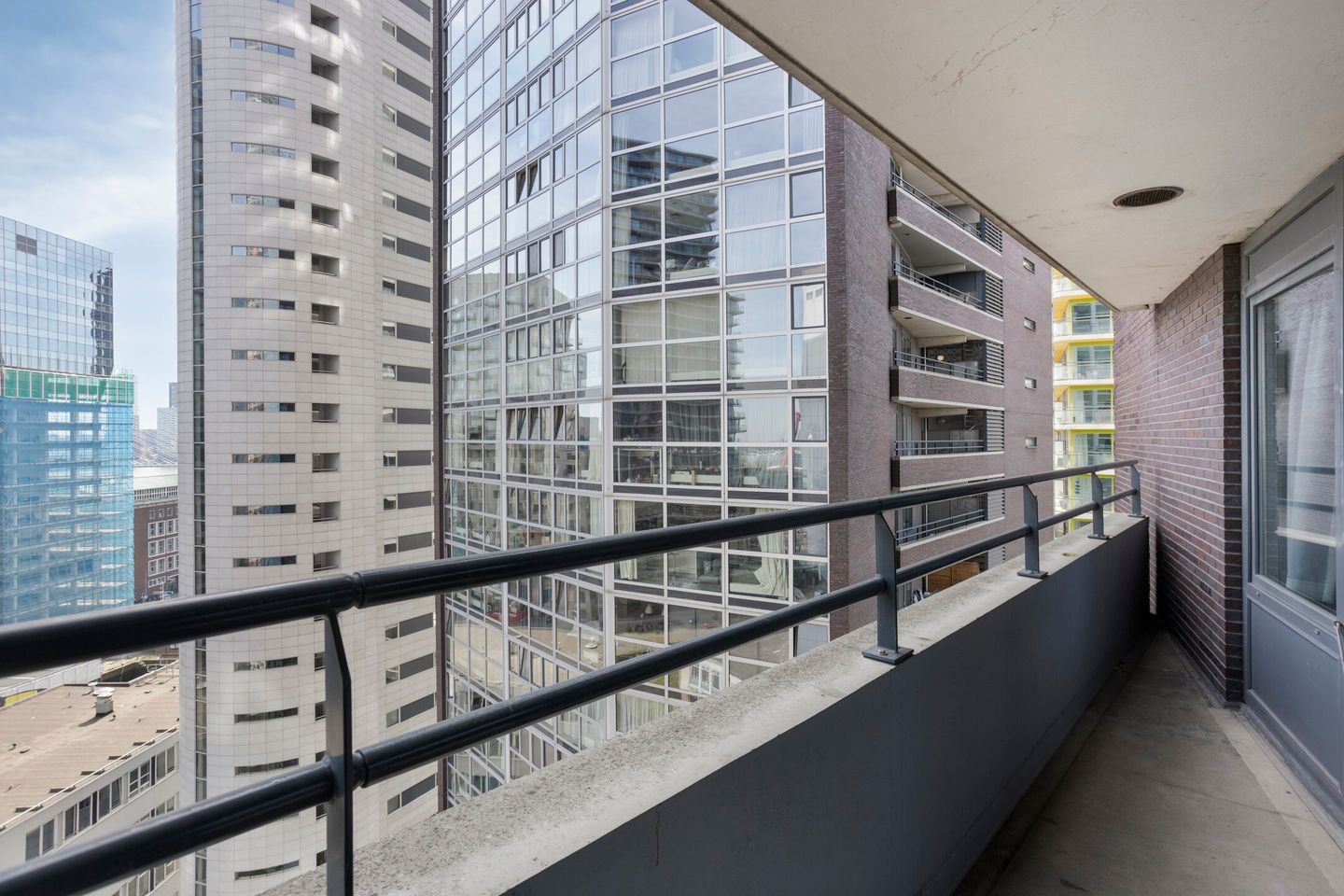 Renovated Apartment with South-Facing Balcony and Panoramic Views in Rotterdam Centre — 25