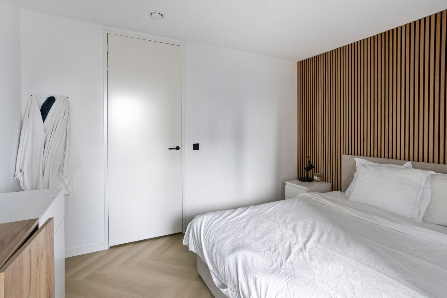 Renovated Apartment with South-Facing Balcony and Panoramic Views in Rotterdam Centre — 19