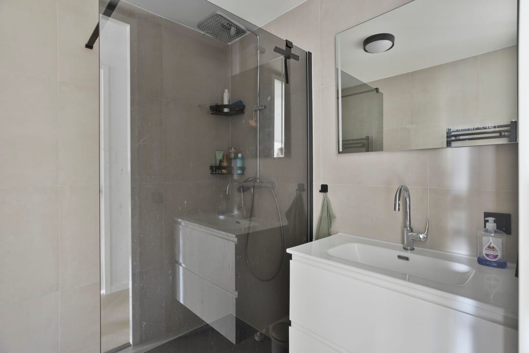Renovated Apartment with South-Facing Balcony and Panoramic Views in Rotterdam Centre — 22