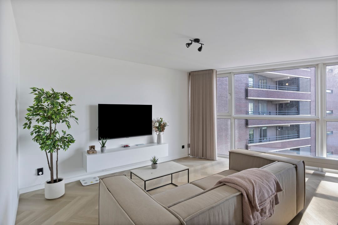 Renovated Apartment with South-Facing Balcony and Panoramic Views in Rotterdam Centre — 13