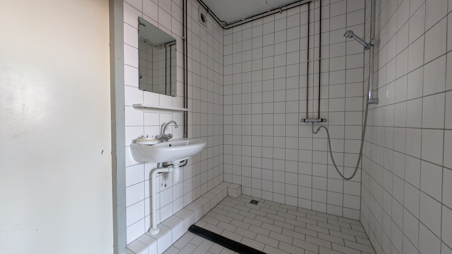 Spacious 4-room apartment with sunny southwest-facing balcony in central Leiderdorp — 20