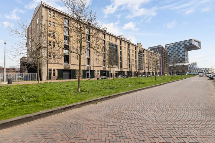 Photo 2 of Lloydstraat 64