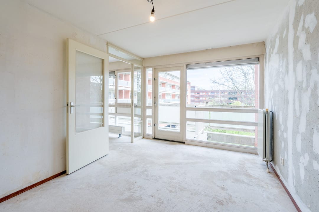 Spacious 3-room apartment near Sloterplas with balcony and storage — 11