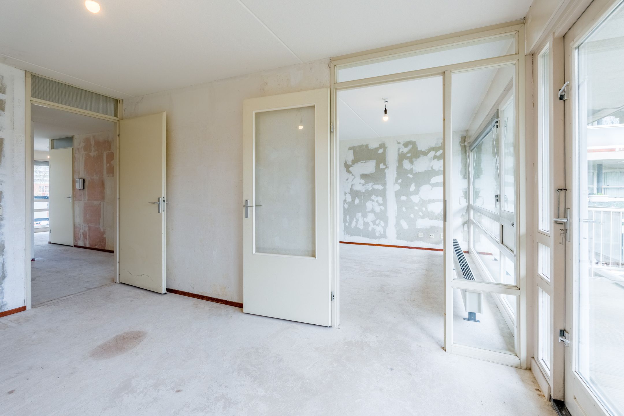 Spacious 3-room apartment near Sloterplas with balcony and storage — 12