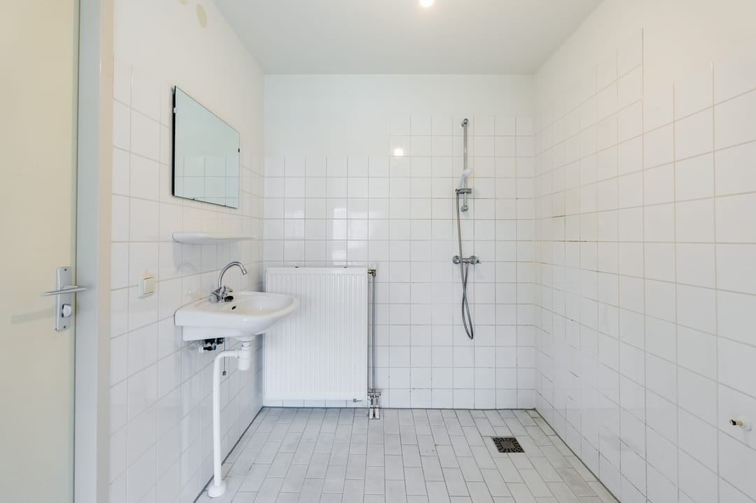 Spacious 3-room apartment near Sloterplas with balcony and storage — 26
