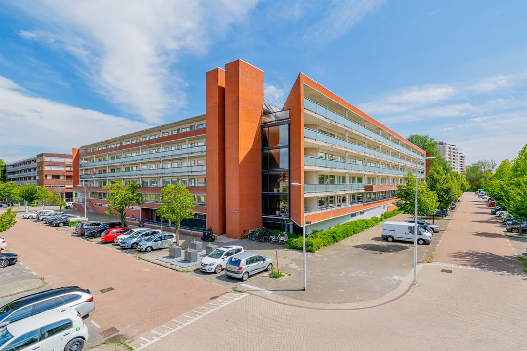 Spacious 3-room apartment near Sloterplas with balcony and storage — 31