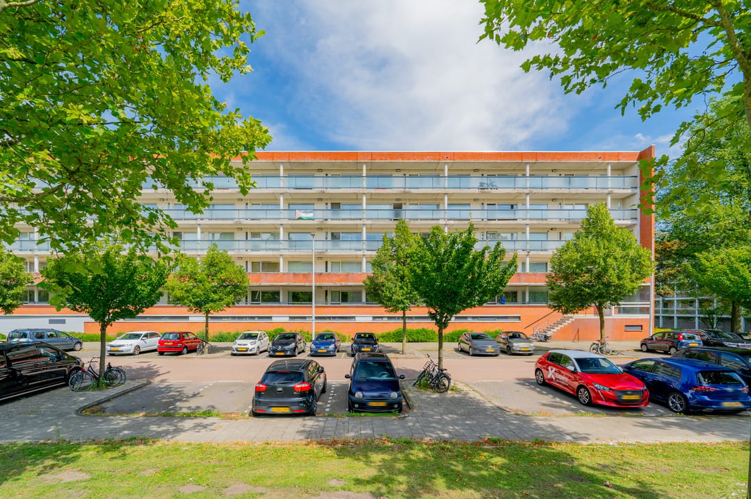 Spacious 3-room apartment near Sloterplas with balcony and storage — 32