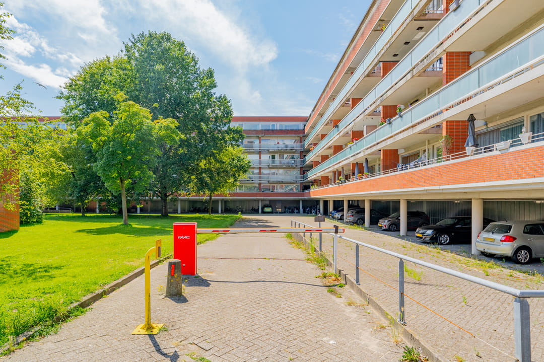 Spacious 3-room apartment near Sloterplas with balcony and storage — 37