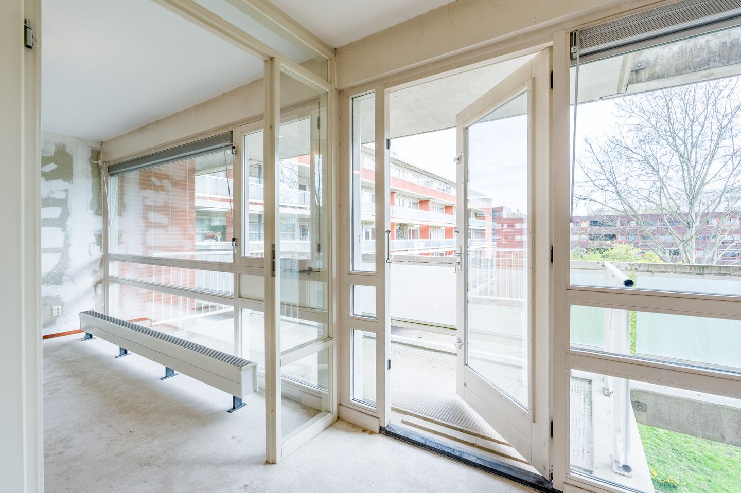 Spacious 3-room apartment near Sloterplas with balcony and storage — 14
