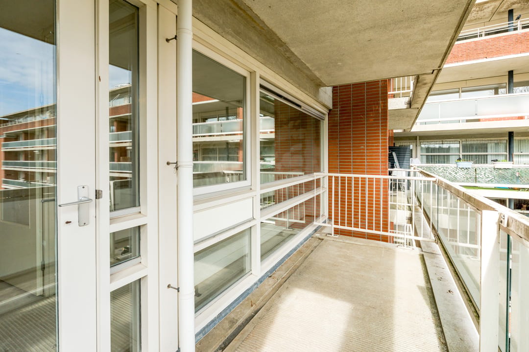 Spacious 3-room apartment near Sloterplas with balcony and storage — 17