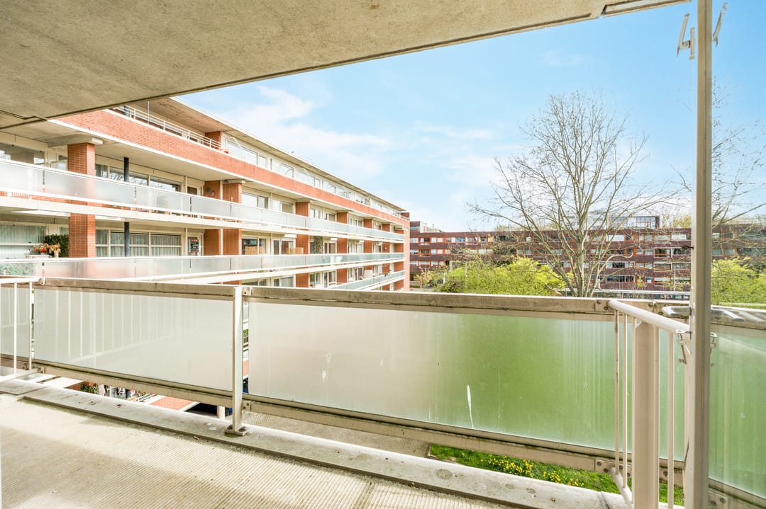 Spacious 3-room apartment near Sloterplas with balcony and storage — 16