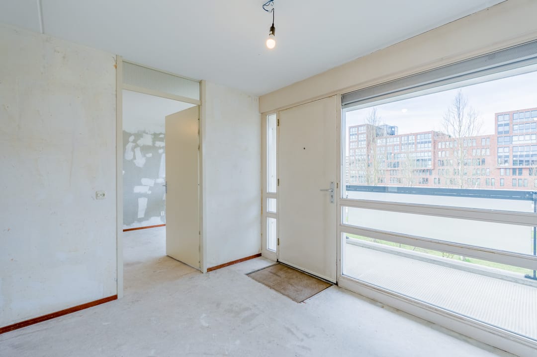 Spacious 3-room apartment near Sloterplas with balcony and storage — 22
