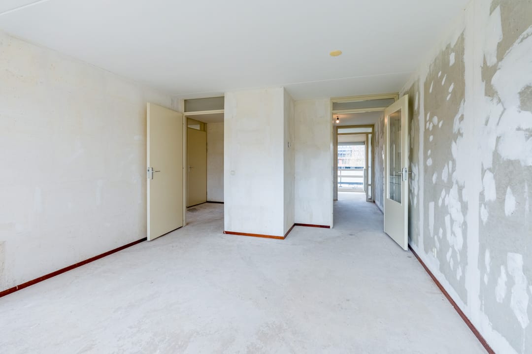 Spacious 3-room apartment near Sloterplas with balcony and storage — 8