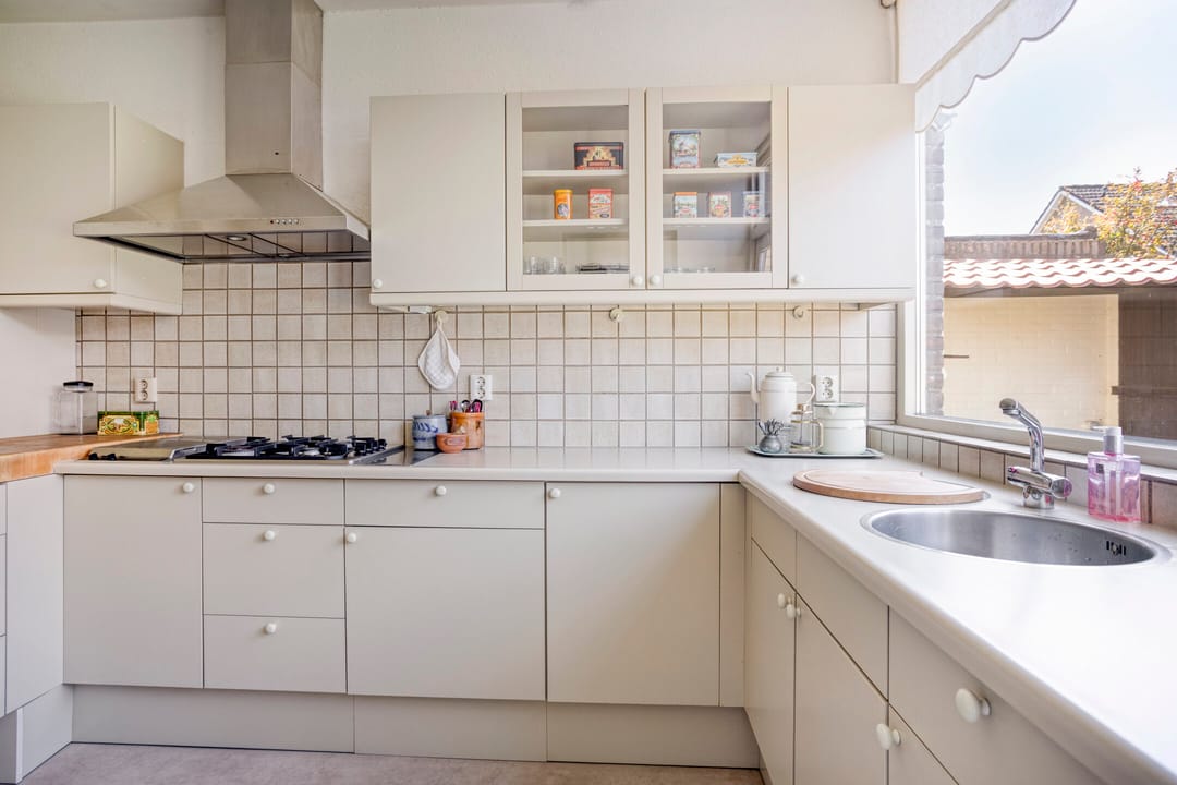 Spacious Semi-Detached House with Sauna, Four Bedrooms and Sunny West-Facing Garden — 16