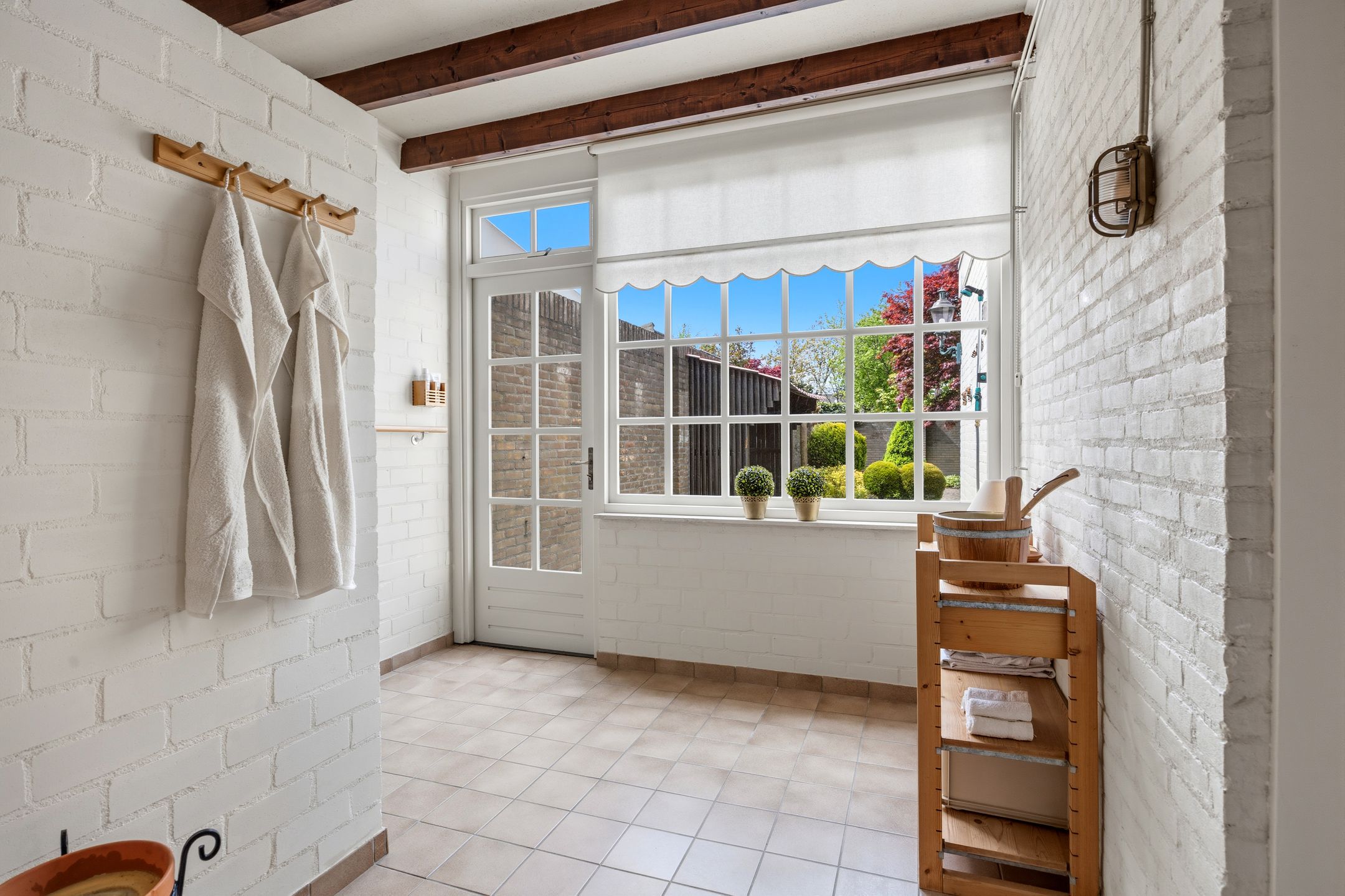 Spacious Semi-Detached House with Sauna, Four Bedrooms and Sunny West-Facing Garden — 21