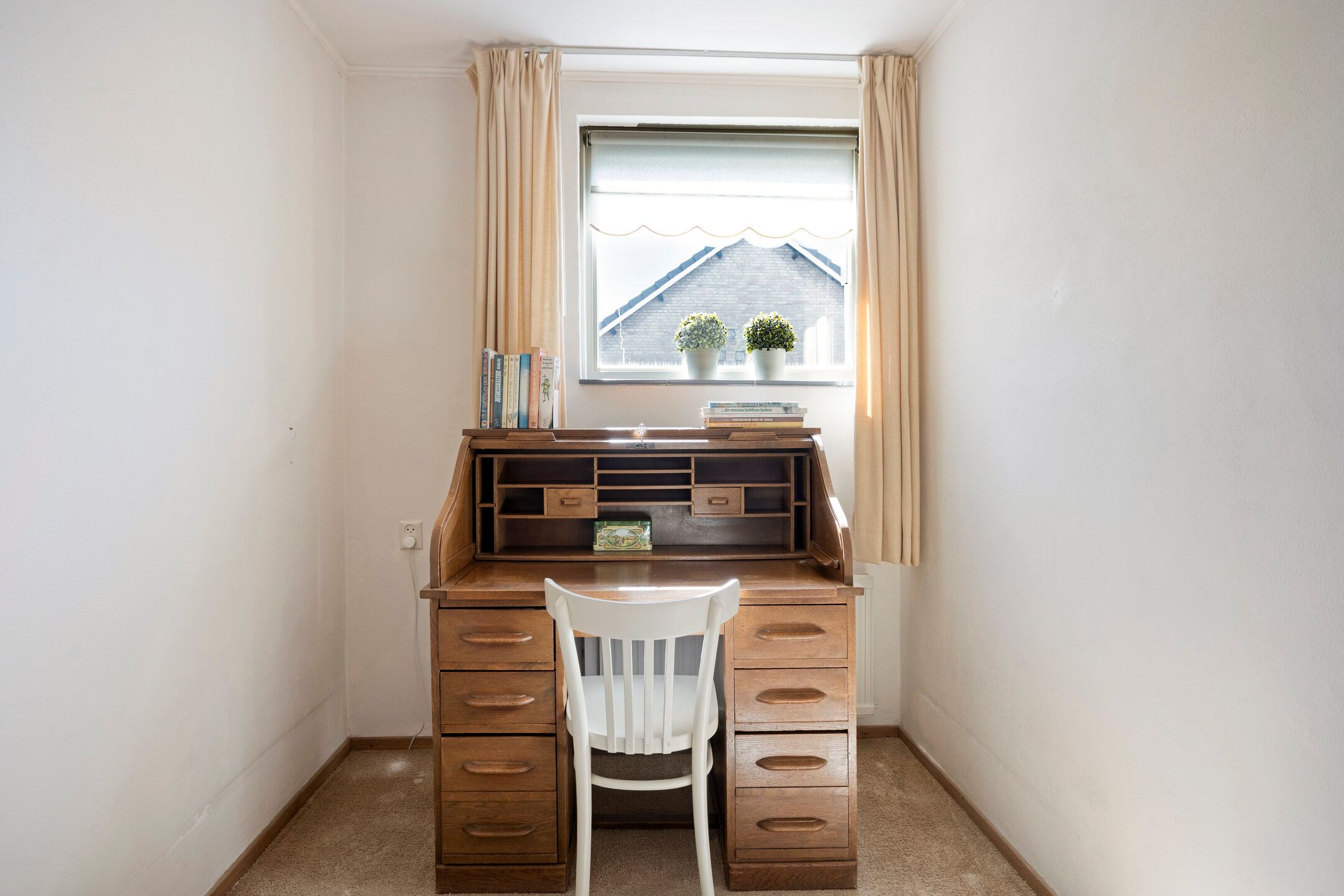 Spacious Semi-Detached House with Sauna, Four Bedrooms and Sunny West-Facing Garden — 27