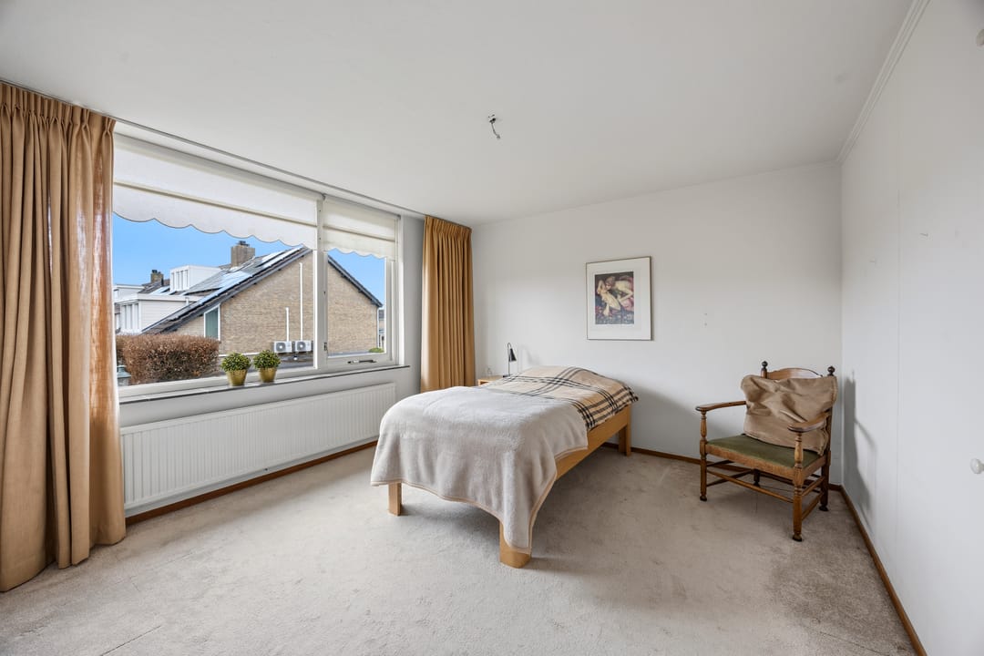 Spacious Semi-Detached House with Sauna, Four Bedrooms and Sunny West-Facing Garden — 28
