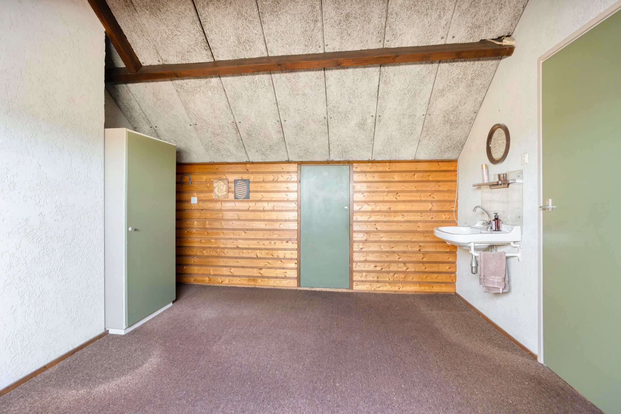Spacious Semi-Detached House with Sauna, Four Bedrooms and Sunny West-Facing Garden — 39