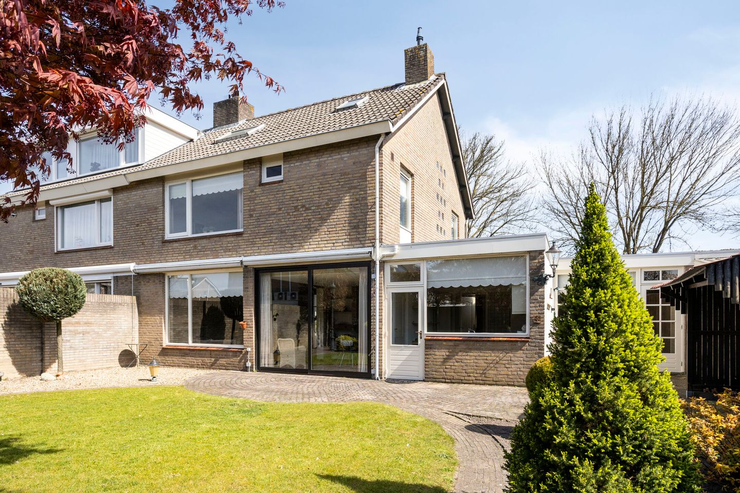 Spacious Semi-Detached House with Sauna, Four Bedrooms and Sunny West-Facing Garden — 40